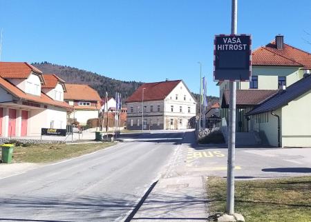 Prikazovalnik hitrosti Begunje pri Cerknici pri OŠ Foto Boštjan Otoničar